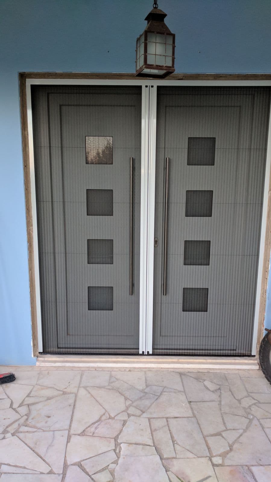 Rede plissada numa porta de entrada dupla